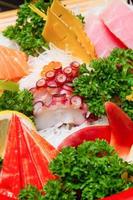 Sashimi japanisches Essen. in Scheiben geschnittene rohe Meeresfrüchte in einer Schüssel. foto