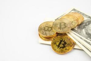 goldene bitcoins von neuem digitalem geld auf banknoten von hundert dollar. foto