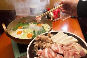 japanisches Essen. Sukiyaki. Fleisch und Gemüse in Brühe gekocht. foto