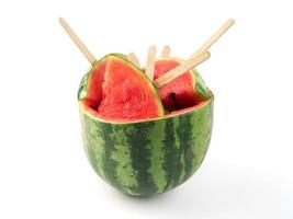 Wassermelonenscheiben auf Stöcken mit Eiswürfeln. frisches Wassermelonen-Eis am Stiel in Wassermelonenschüssel. foto