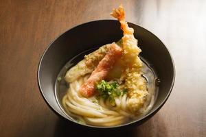 Udon-Ramen-Nudeln mit Garnelen-Tempura. japanisches Essen foto