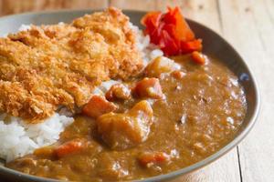 japanisches Essen. gebratenes Schweinefleisch-Curry mit Reis foto