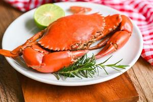 Meeresfrüchte-Krabbe Kochen von gekochten oder gedünsteten Krabben rot im Fischrestaurant, frische Krabbe auf weißem Plattenhintergrund foto