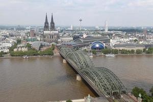 hohenzollernbrücke und kölner dom in köln, deutschland foto