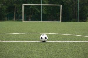 klassischer Ball zum Fußballspielen auf Sportplatz
