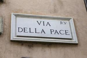 Via della Pace Straßenschild in Rom, Italien foto