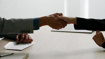 Geschäftsleute, die sich die Hand geben und ein Meeting beenden foto