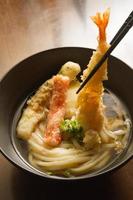 Udon-Ramen-Nudeln mit Garnelen-Tempura. japanisches Essen foto