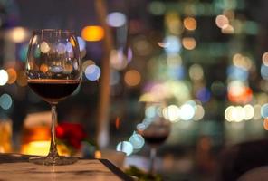 ein glas rotwein auf dem tisch der dachbar. foto