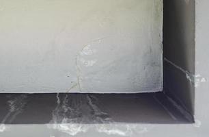 Wasser leckte aus der rissigen Decke des Wohngebäudes und hinterließ schmutzige Flecken. foto