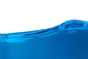 Oberfläche des blauen Spritzwassers isoliert auf weißem Hintergrund. foto
