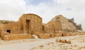 Grabkomplex von Djoser und Stufenpyramide in der Nekropole von Sakkara, Kairo, Ägypten foto