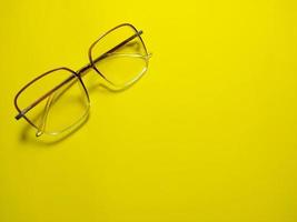 Brillen auf gelbem Hintergrund kopieren Raum. gibt das Konzept, im Sommer eine Augenschutzbrille zu tragen foto