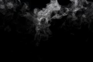 abstrakter pulver- oder raucheffekt lokalisiert auf schwarzem hintergrund foto