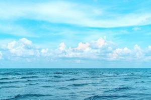 ruhiger meerblick mit weißer wolke und blauem himmel entspannendes konzept, schöner tropischer hintergrund für reiselandschaft foto