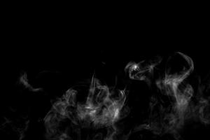 abstrakter Pulver- oder Raucheffekt isoliert auf schwarzem Hintergrund, unscharf foto