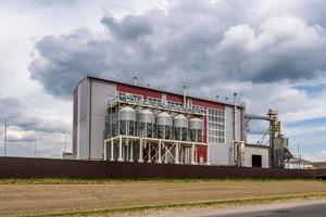 moderner Kornelevator und Saatgutreinigungslinie. Silbersilos auf Agro-Verarbeitungs- und Produktionsanlagen zur Verarbeitung, Trocknung, Reinigung und Lagerung von landwirtschaftlichen Produkten, Mehl, Getreide und Getreide. foto