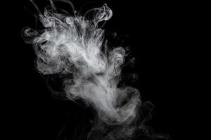 abstrakter Pulver- oder Raucheffekt isoliert auf schwarzem Hintergrund, unscharf foto