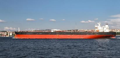 Frachtschiff im Meer foto