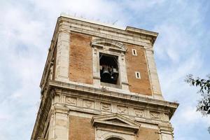 Glockenturm der Kirche Santa Chiara in Neapel, Italien foto