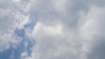 weißer wolken- und blauer himmelhintergrund mit kopienraum foto
