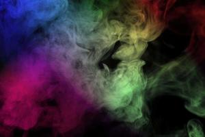 abstrakter bunter Rauch isoliert auf schwarzem Hintergrund, Regenbogenpulver foto