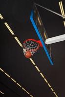 Basketballbrett und Ball. foto