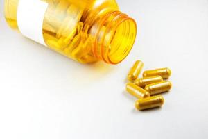 Kurkuma-Tabletten mit Kapseln foto