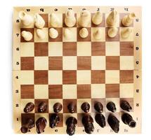 Schachbrett mit Schachfiguren auf Weiß isoliert