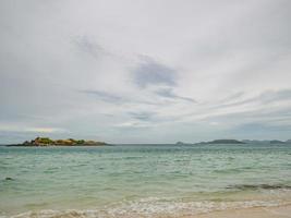 tropischer idyllischer ozeanblauer himmel und schöner strand- und meerschaum in der urlaubszeit, urlaub am strand, insel samae san thailand. sommerkonzept. foto