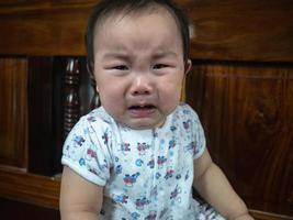 süßes asiatisches Kind, das sehr stark weint foto