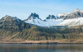 die schönen berge in stoovarfjorour des ostfjords von ostisland. foto