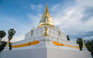 Wat Phra Borom That Thung Yang die wichtigste Pagode im Distrikt Laplae in der Provinz Uttaradit in Thailand bei Sonnenuntergang. foto