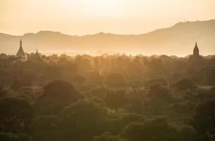 sonnenuntergang über der landschaft von bagan plains das alte reich von myanmar. bagan ist eine antike stadt und ein unesco-weltkulturerbe in der mandalay-region von myanmar. foto