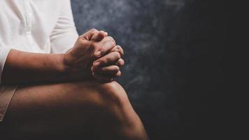 Frau betet um Gottes Segen, um sich ein besseres Leben zu wünschen foto