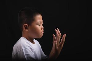 Junge, der zu Hause zu Gott betet foto