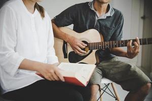 christliche familiengruppen beten mit der heiligen bibel. foto