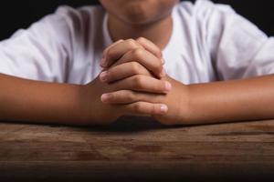 Junge, der zu Hause zu Gott betet foto