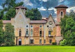 schloss miradolo, gotisches design voller geheimnisse, mit sonnenuntergangslicht. foto