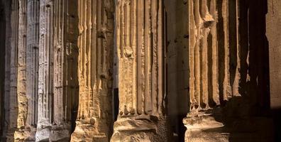 Detail der beleuchteten Säulenarchitektur des Pantheons bei Nacht, Rom - Italien foto