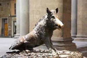 florenz, italien - ca. januar 2022 - die antike schweinestatue, symbol des glücks. foto