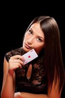 junge Frau spielt im Glücksspiel