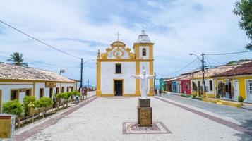 arraial d'ajuda - bahia - brasilien - ca. januar 2021 luftaufnahme der kirche nossa senhora da ajuda, im historischen zentrum der gemeinde arraial d'ajuda, im süden von bahia. foto