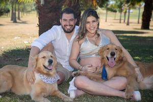 Paarschwangerschaftsfotos mit Hunden foto