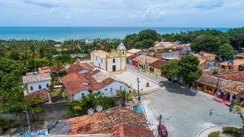 luftaufnahme der kirche nossa senhora da ajuda, im historischen zentrum der gemeinde arraial d'ajuda, im süden von bahia. foto