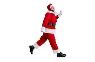 Weihnachtsmann läuft auf weißem Hintergrund foto