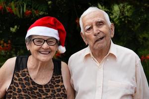 Schönes Seniorenpaar zu Weihnachten. foto