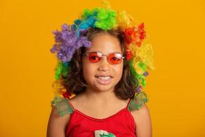 schönes glückliches Kind für Karnevalsparty gekleidet foto