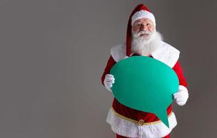 weihnachtsmann, der leeren textballon hält. foto