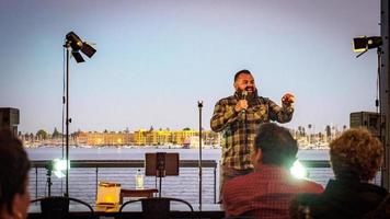 9. Juli 2022 Comedy Edge Stand-up am Wasser 9th Avenue Terminal, Brooklyn Basin 288 9th Avenue. Oakland, ca. 94606, Johnny Pena, Komiker, gebürtig aus der Bay Area foto